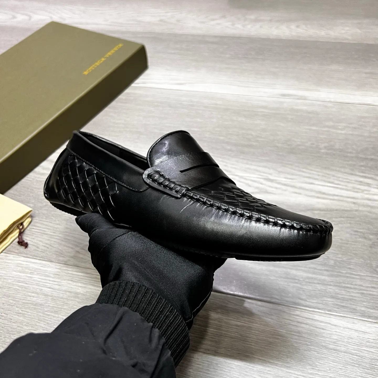 Factory price 480 BV〰️Purely handmade classic men's beanie shoes👉👉driving shoes, slip-on shoes, woven with cowhide imported from Italy, 💕water-dyed cowhide lining, 🔊original outsole, waterproof platform design, comfortable on the feet. A good choice for traveling and driving, two colors available, code number: 38-44, (45 can be customized)